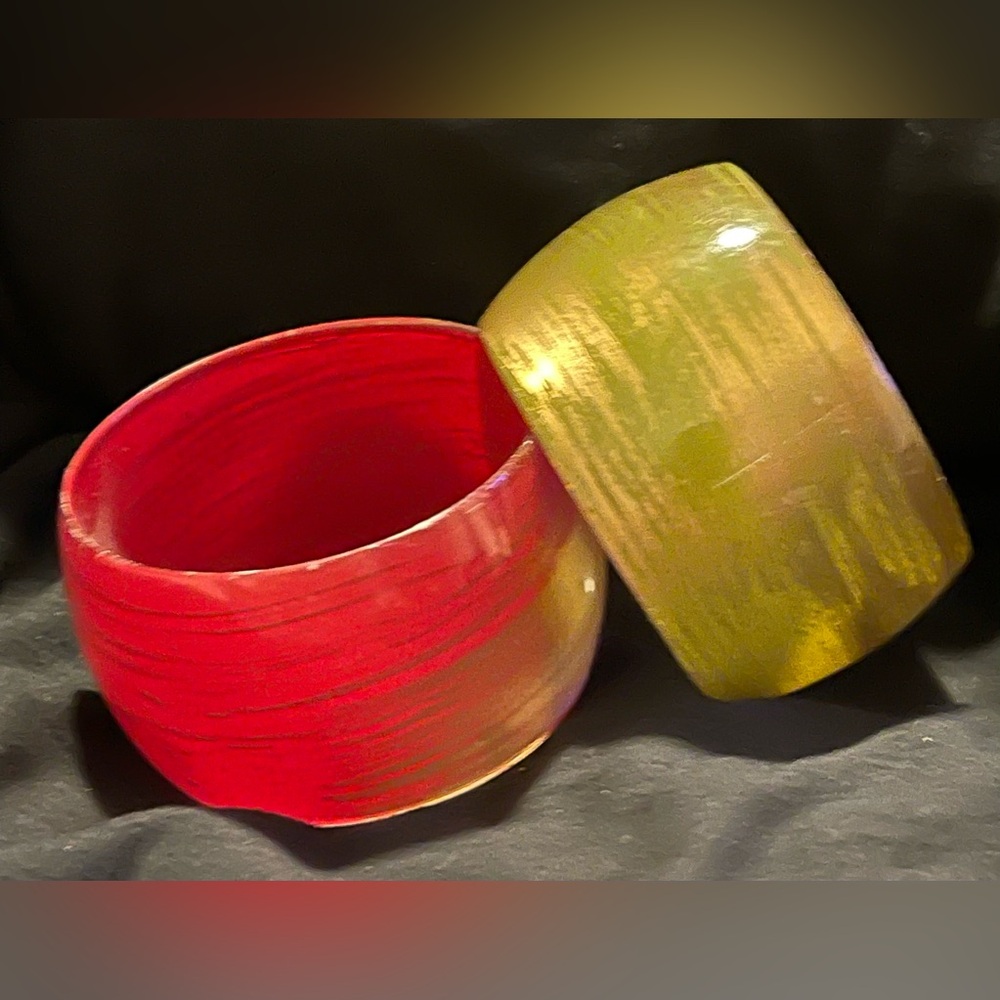 Set of 2 plastic bangles